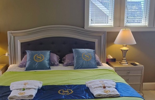 Surrey Bed & Breakfast | Sunny Island by White Rock B&B Luxury Family Harbour 3B3B