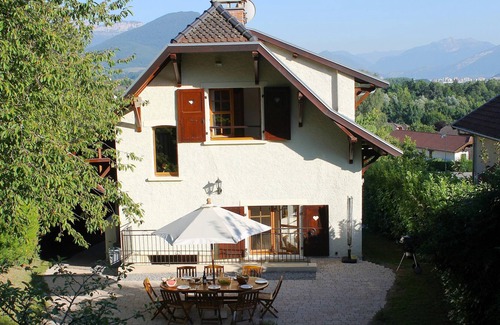 Pringy House | Sunny Maison Bourgeoise with tranquil garden, 15 mins from old Annecy & the lake