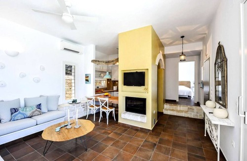 Katsimatika Villa | Sunny, Modern, Infinity Pool - walk to Gaios