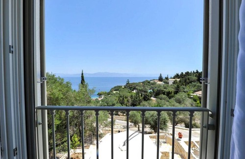 Katsimatika Villa | Sunny, Modern, Infinity Pool - walk to Gaios