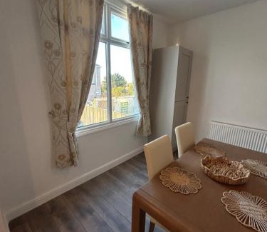 Meliden Villa | Sunny Mountain View