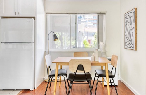 University South Apartment | Sunny Palo Alto 2BR w/W/D & Garden, near FB & Google, by Blueground