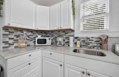 South Pensacola Cottage | Sunny Pensacola Studio Near Beach & Downtown