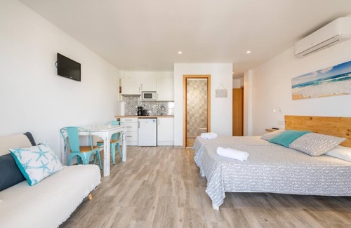 Portocolom Apartment | Sunny Studio with Balcony near the Sea