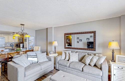 Crescent Beach Condo | Sunny & stylish condo with an ocean view, on-site pool, beach access, & AC