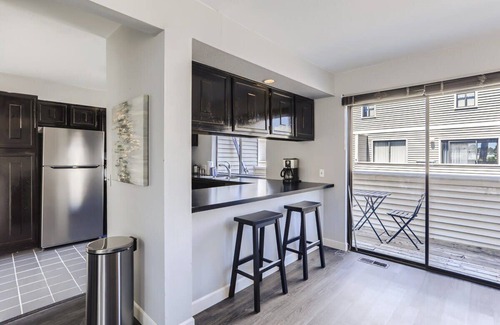 Washington Virginia Vale House | Sunny Suburban Getaway/4BR/3BA Condo w/Pool