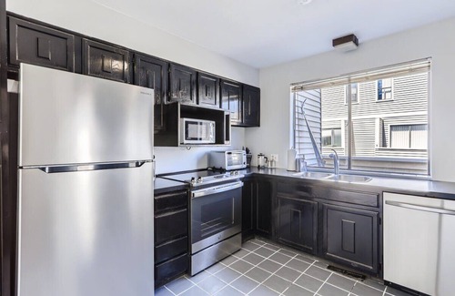 Washington Virginia Vale House | Sunny Suburban Getaway/4BR/3BA Condo w/Pool
