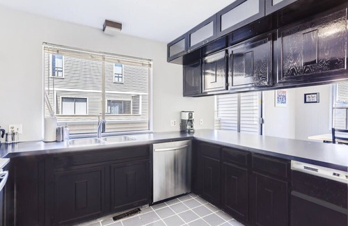 Washington Virginia Vale House | Sunny Suburban Getaway/4BR/3BA Condo w/Pool