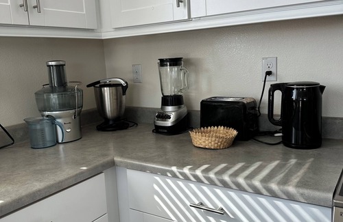 Victorville House | Sunny & Sweet Getaway
