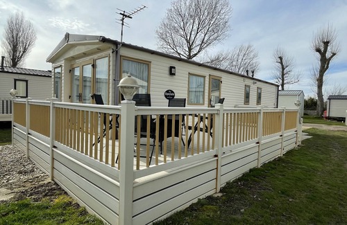 Dymchurch House | Sunny View - with wrap around decking (D/F)