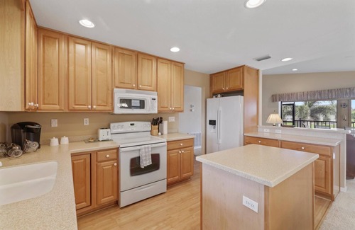 Caloosahatchee Condo | Sunny Waterfront 2BR/2BA Condo w/Sunset Views, Pool & Utilities Included
