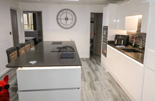 Paignton Cottage | SUNNYDENE, country holiday cottage, with hot tub in Paignton
