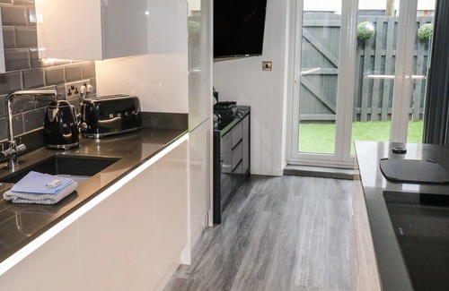 Paignton Cottage | SUNNYDENE, country holiday cottage, with hot tub in Paignton