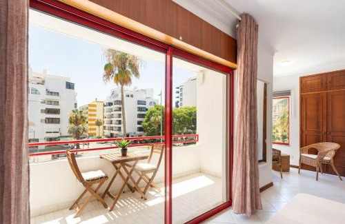 Maia Apartment | SunnyQuarters WalktoBeach 2BR AC