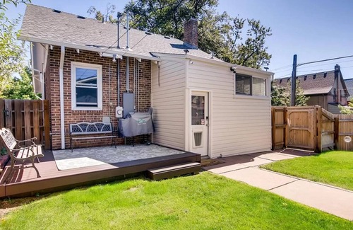 Sunnyside Apartment | Sunnyside/Highlands - Walkable to Everything!