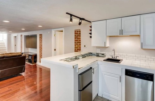 Sunnyside Apartment | Sunnyside/Highlands - Walkable to Everything!