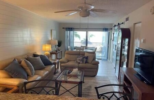 Isla del Sol Apartment | Sunrise & Beach lovers paradise remodeled sleeps 4