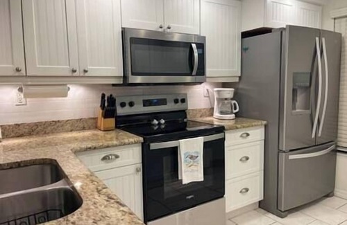 Isla del Sol Apartment | Sunrise & Beach lovers paradise remodeled sleeps 4