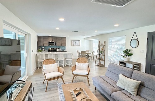 Port Charlotte - Charlotte Harbor House | Sunrise Park Jewel in Port Charlotte with free pool heat