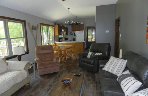Palisade House | Sunrise Shores- Lots of space! 2+ bedroom 1.5 bath. Pet Friendly!