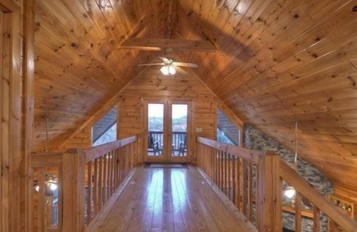 Mineral Bluff Cabin | Sunrise Splendor- Mineral Bluff, GA (SUMMER SPECIAL RESERVE 7 NIGHTS BUT ONLY PAY FOR 6!!)