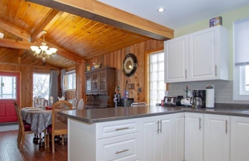 Carden Cottage | Sunrise Sunset Retreat - Affordable 3Br Waterfront Cottage w/ Pool Table