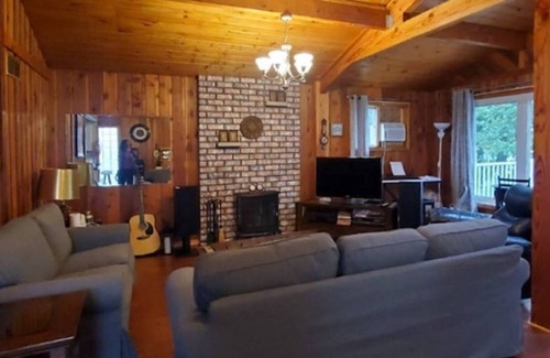 Carden Cottage | Sunrise Sunset Retreat - Affordable 3Br Waterfront Cottage w/ Pool Table