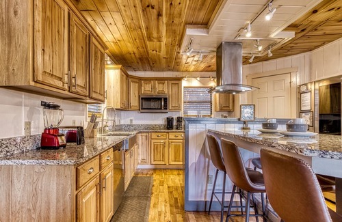 Gatlinburg - Pigeon Forge Ski Chalet | SUNRISE VIEWS-5 Bedrooms: Private:Mini golf -HOT TUB, Arcade-Theater Room, ✔️Pets