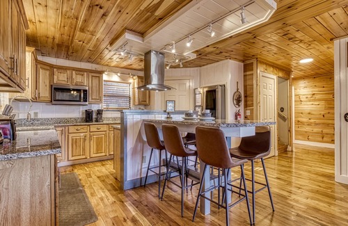Gatlinburg - Pigeon Forge Ski Chalet | SUNRISE VIEWS-5 Bedrooms: Private:Mini golf -HOT TUB, Arcade-Theater Room, ✔️Pets