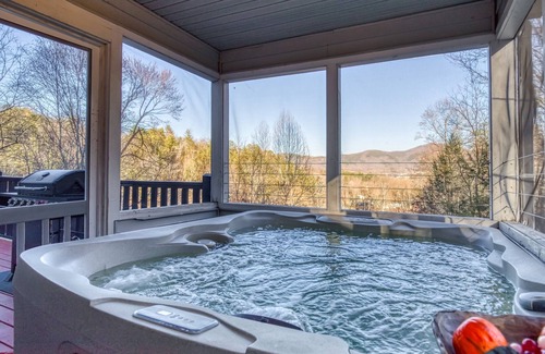 Gatlinburg - Pigeon Forge Ski Chalet | SUNRISE VIEWS-5 Bedrooms: Private:Mini golf -HOT TUB, Arcade-Theater Room, ✔️Pets