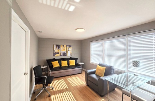 Evergreen Park Apartment | Suns & Roses Duplex