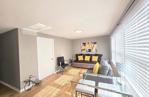 Evergreen Park Apartment | Suns & Roses Duplex