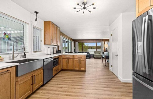 Carlton Cabin | Sunset Bay Lake Home w/Sauna & 32ft Dock