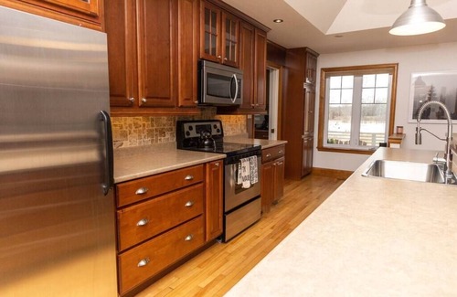 Wellington House | Sunset Beach - Waterfront, Hot Tub, Games Room