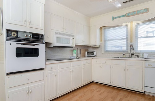 South End House | Sunset Cottage: Stunning views and dock access!