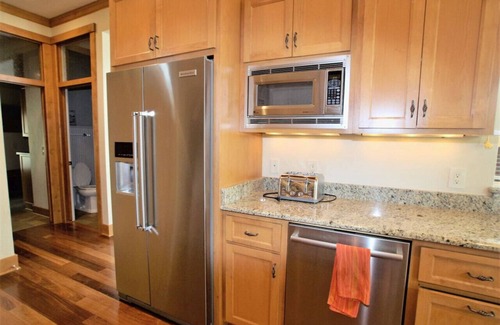 Okauchee Apartment | Sunset Cove Lake Home: Spacious 4BR/4 BA & Hot Tub