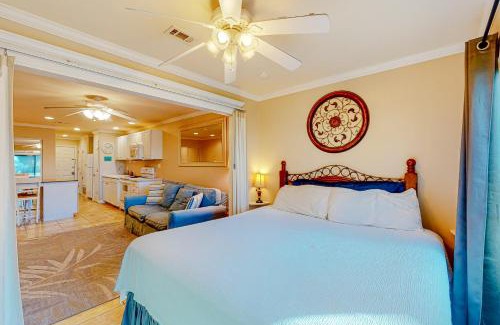 Navarre Beach Hotel | Sunset Harbor Palms 2 102 Luzviminda Cove