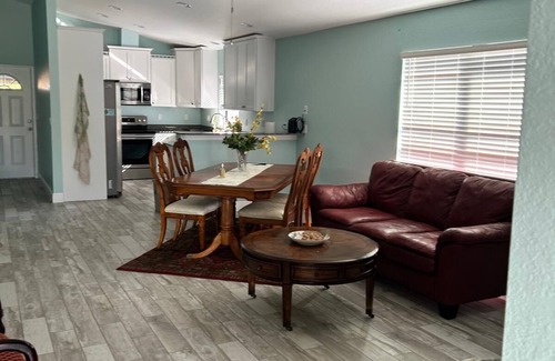 Sunset Park House | Sunset Hideaway - Located near the River District