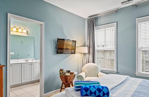 Sunset Island House | ⭐️SUNSET ISLAND Luxury Large Home IN/Outdoor Pools Private Beach Parking Linens⭐️
