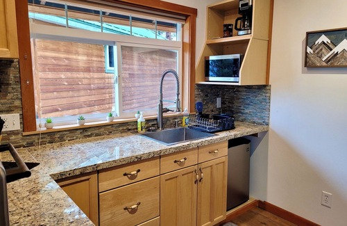 Winthrop Apartment | Sunset Loft-Dog friendly Studio Apt for Extended Stays in the Methow Valley