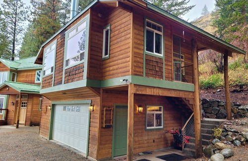 Winthrop Apartment | Sunset Loft-Dog friendly Studio Apt for Extended Stays in the Methow Valley