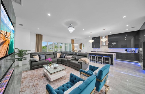 Burnt Store House | Sunset Manor - Luxurious 5BR/4BA Pool Canal front home in Cape Coral