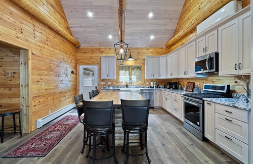Greenville House | Sunset Serenity (Waterfront on Moosehead Lake!)
