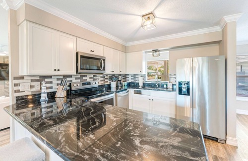 Whitfield House | Sunset Shores- Family Bunkbed Suite - 4BR- 10 Beds - Heated Pool