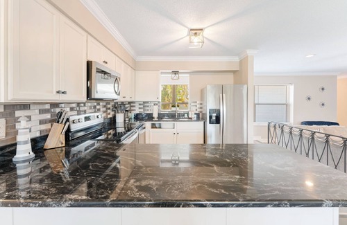 Whitfield House | Sunset Shores- Family Bunkbed Suite - 4BR- 10 Beds - Heated Pool