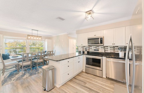 Whitfield House | Sunset Shores- Family Bunkbed Suite - 4BR- 10 Beds - Heated Pool