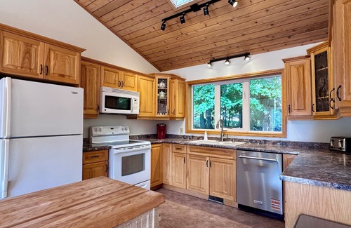 Bala Cottage | Sunset Shores Muskoka