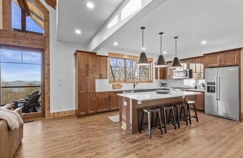 Elk Park Cabin | Sunset View Retreat at Eagles Nest - views, pets, near Winery
