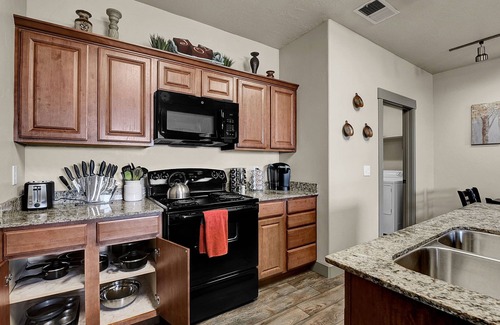 South Jordan Apartment | Sunset Views, Comfy Beds, Hot Tub, Gym, Wi-Fi