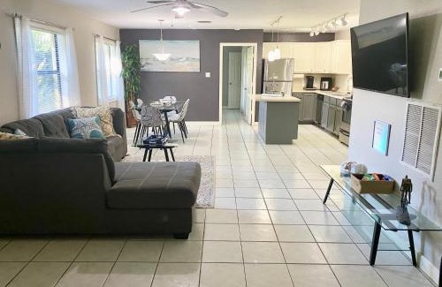 Cooper City House | Sunshine Acre 2B 2B King Master Suite, BIG Yard